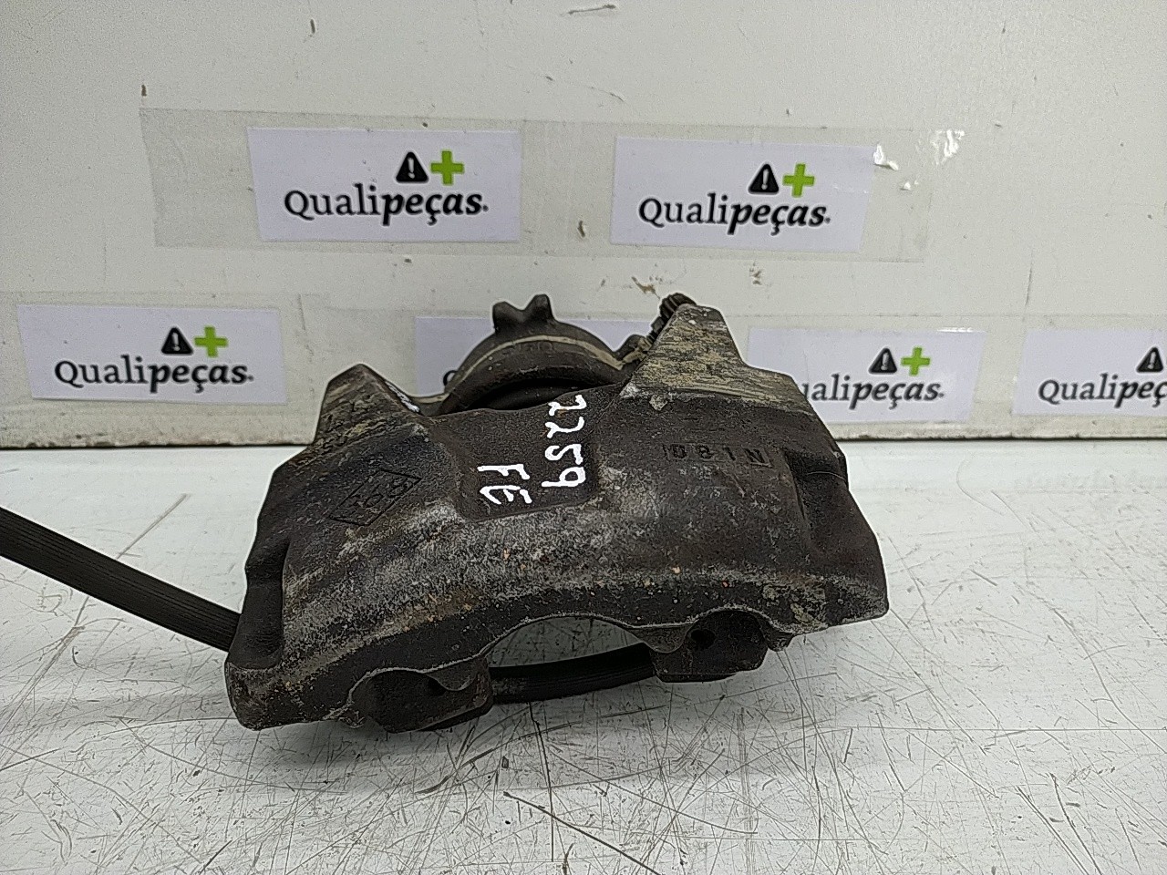 Pinça frente esquerda