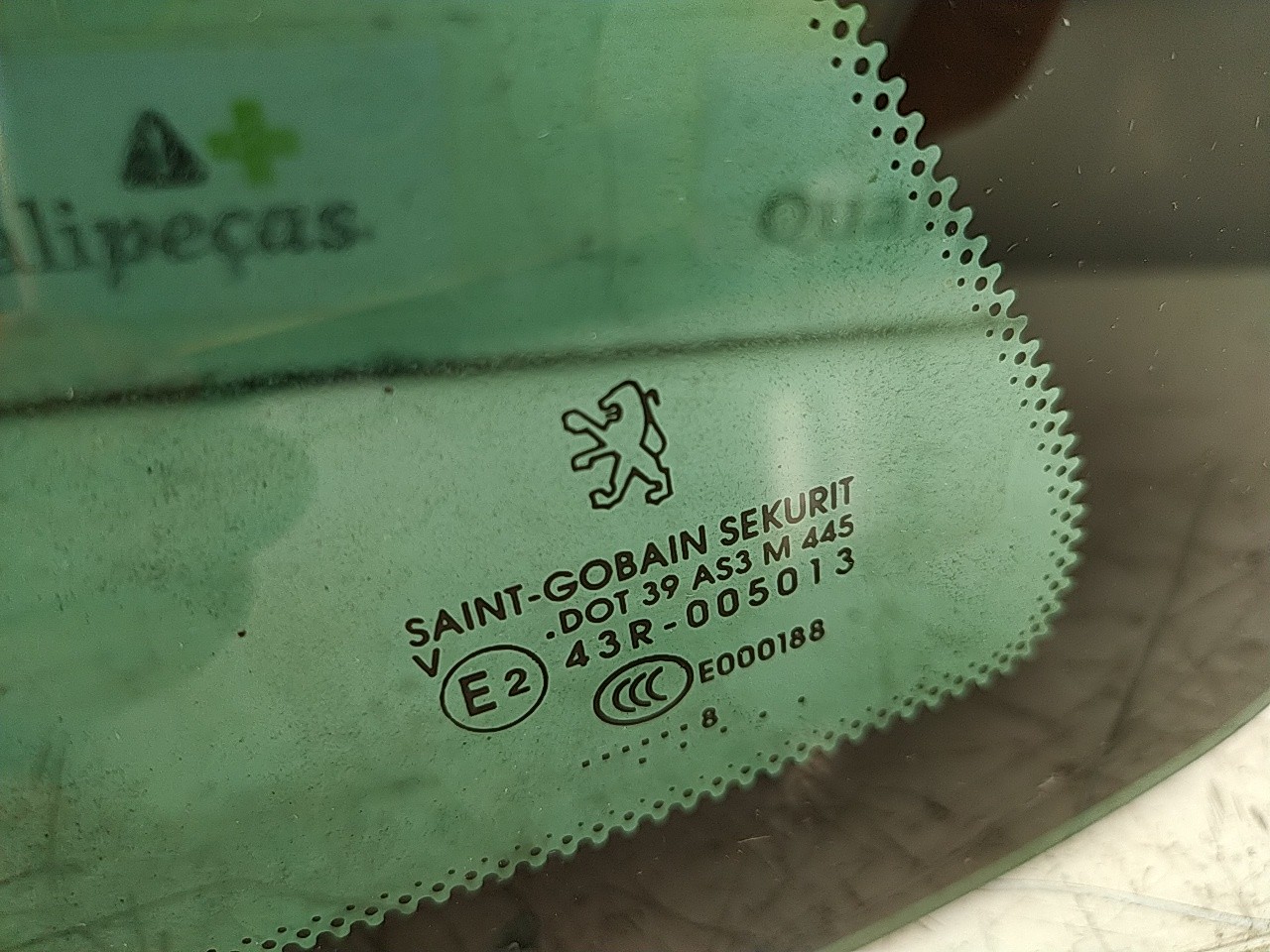Vidro lateral painel tras direito (20256889).