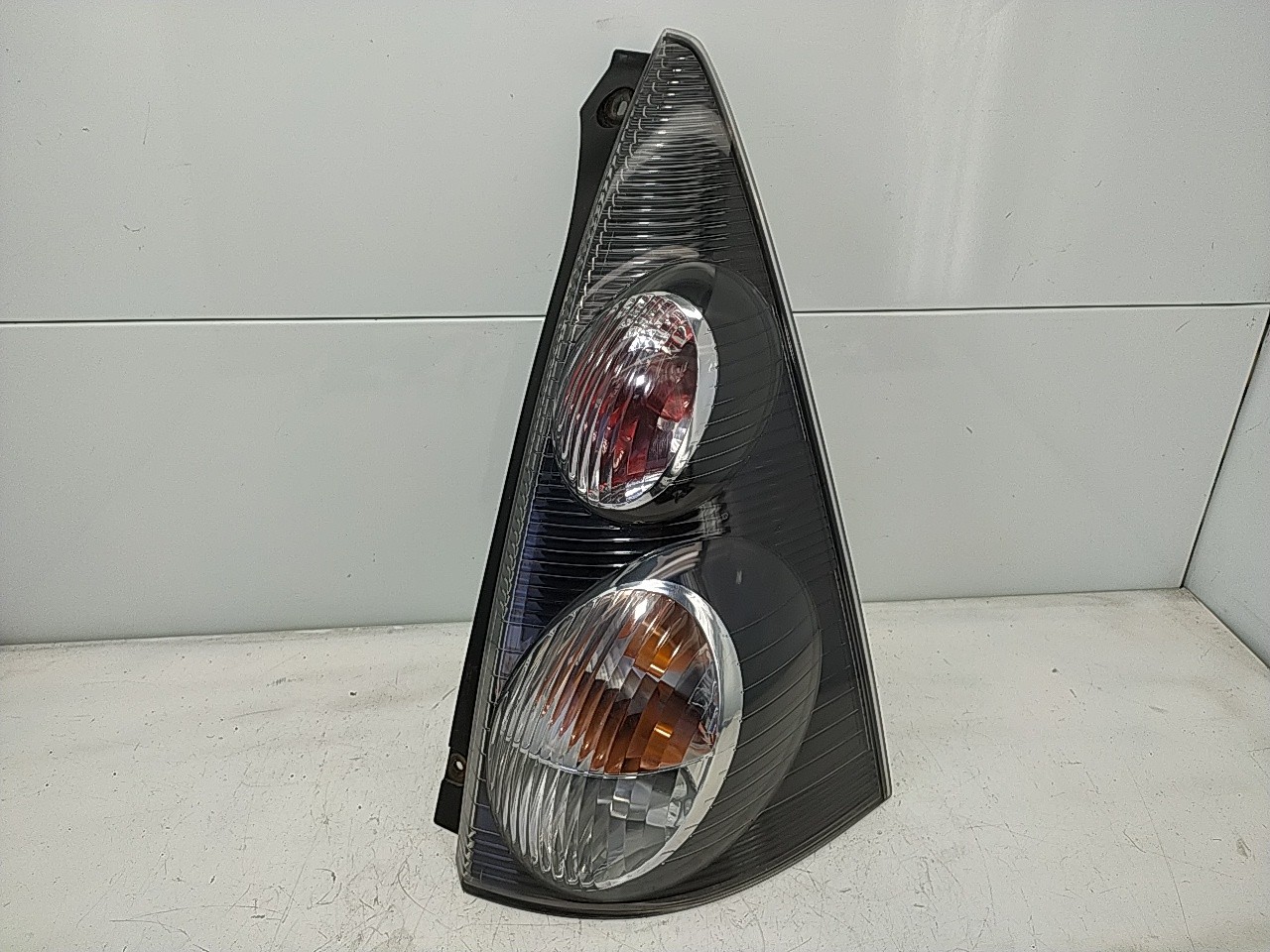 Farolim tras direito painel stop (20262017).