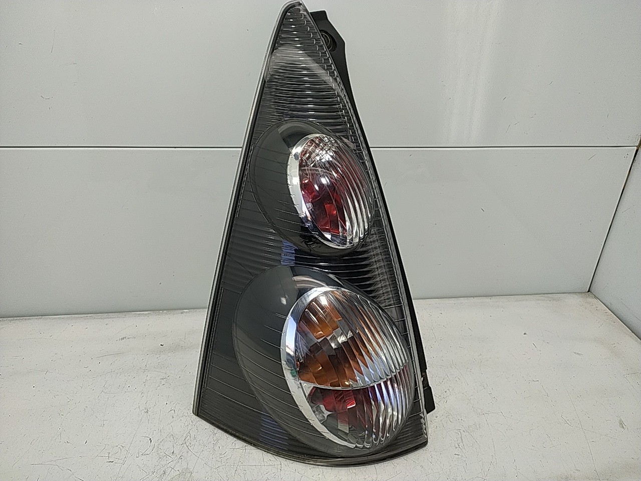 Farolim tras esquerdo painel stop (20262018).