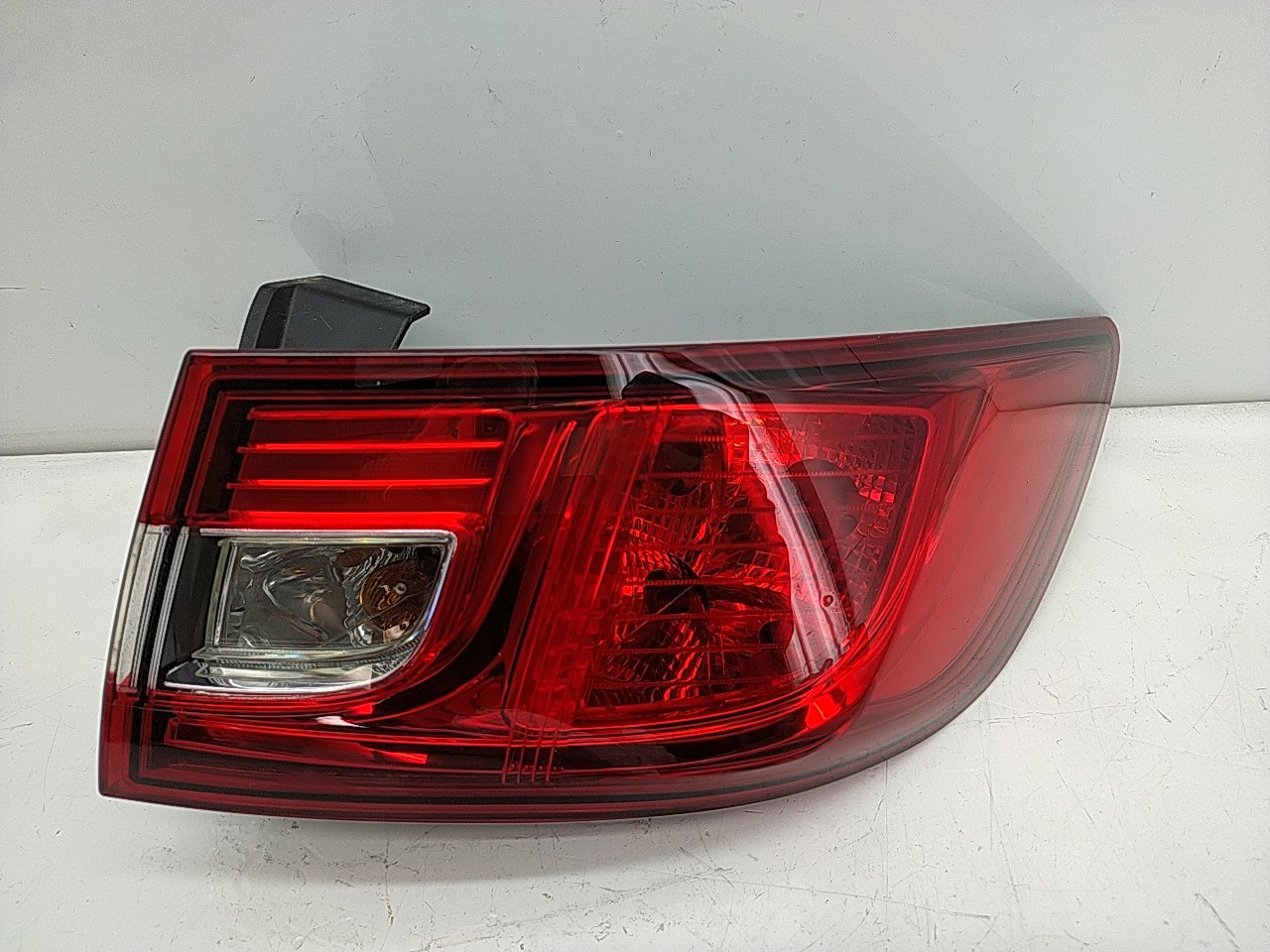 Farolim tras direito painel stop (20263616).