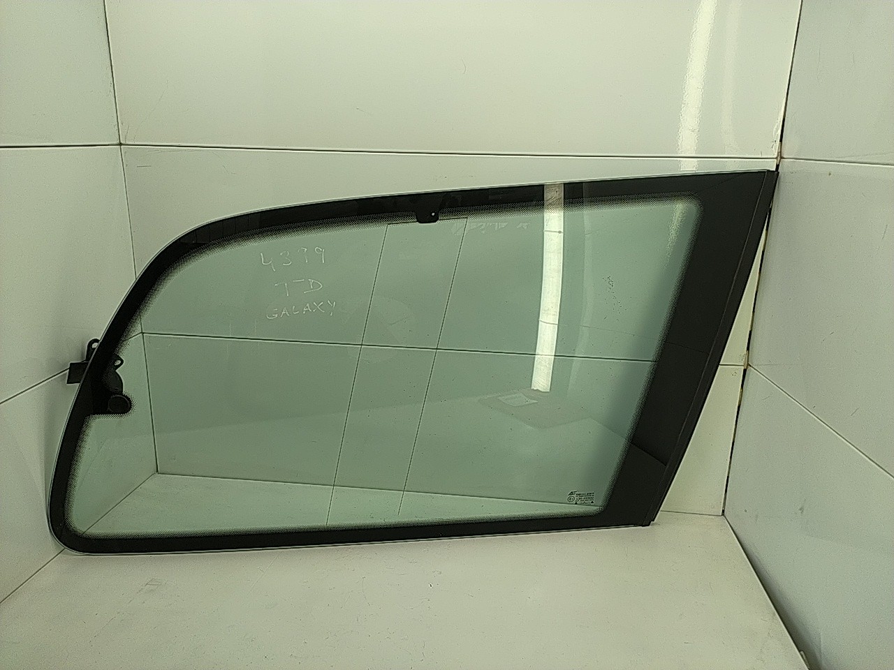 Vidro lateral painel tras direito (20268234).