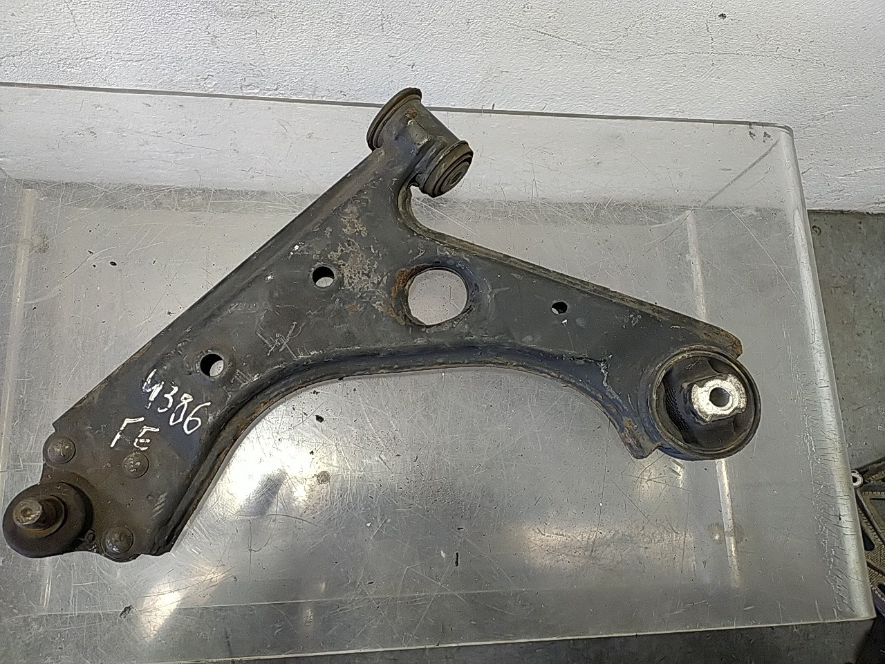 Braço suspensão frente esquerdo (20251378).