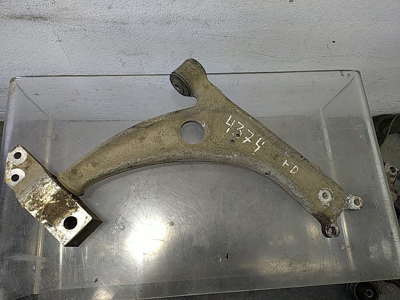 Braço suspensão frente direito (20245118).