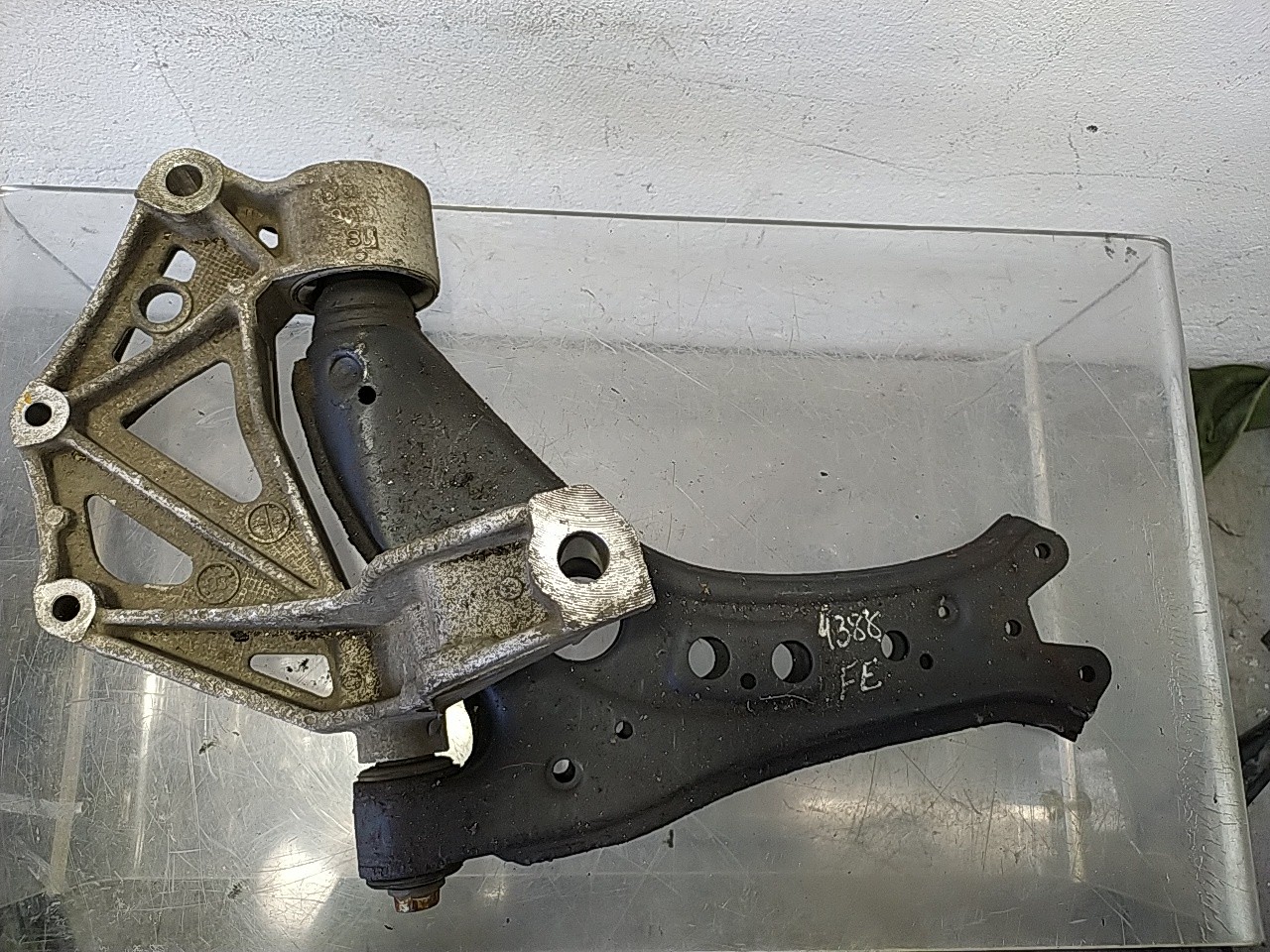 Braço suspensão frente esquerdo (20254310).