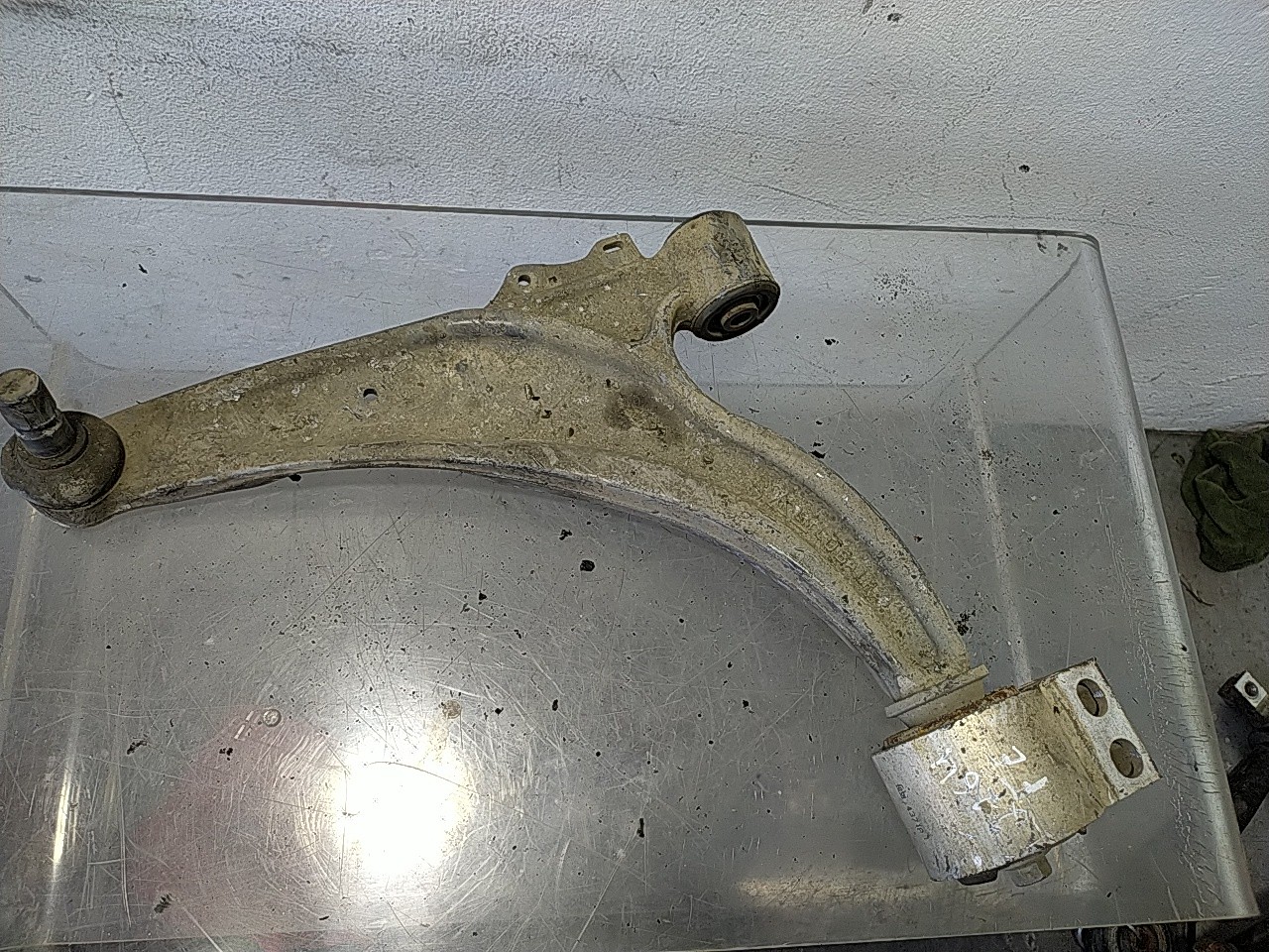 Braço suspensão frente esquerdo (20252888).