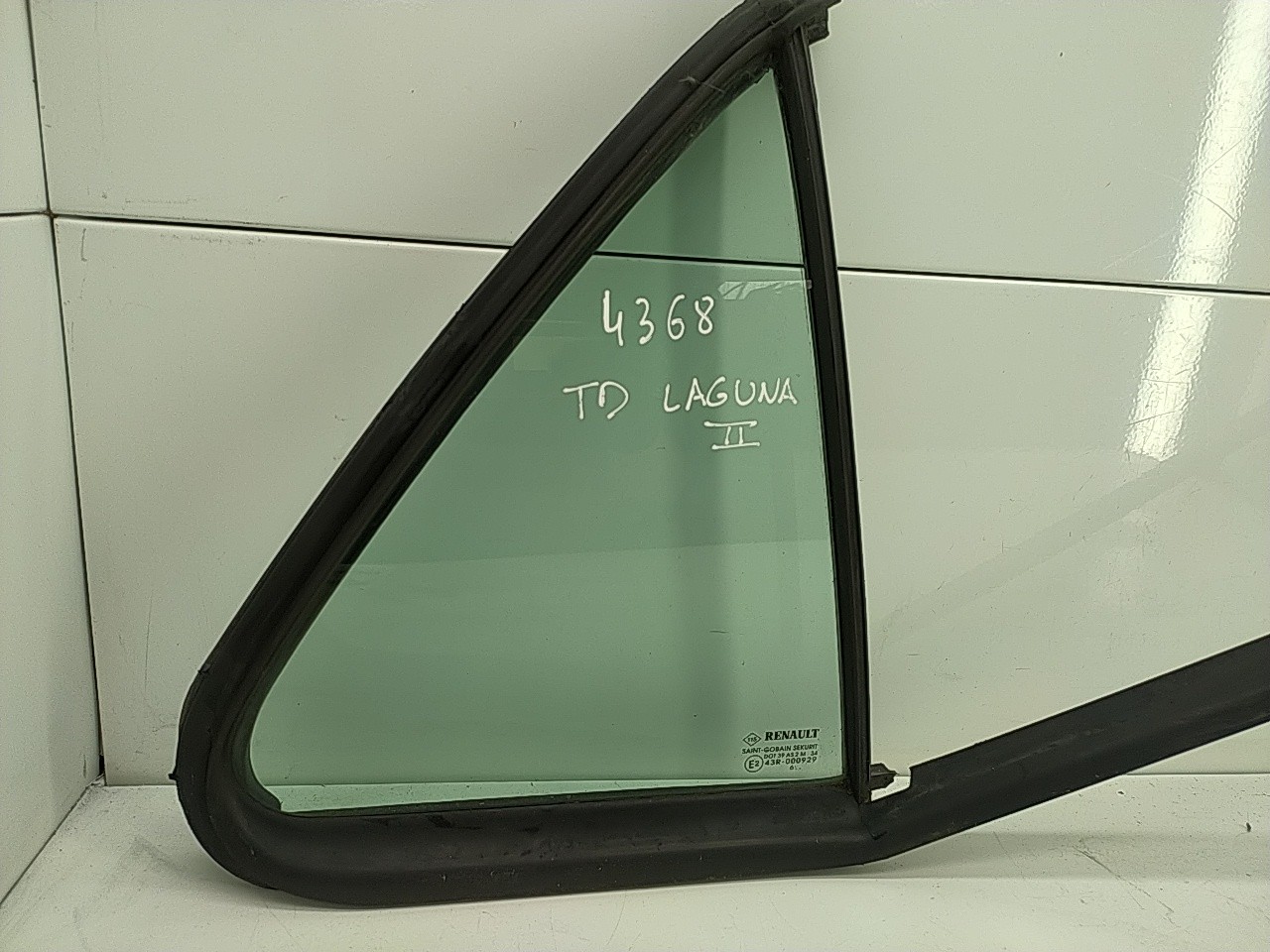 Vidro pequeno porta tras direito (20268342).