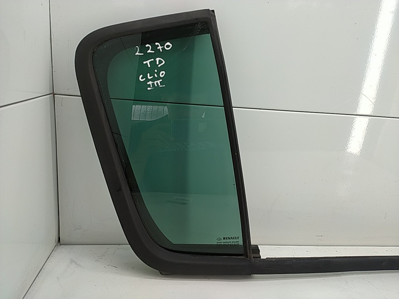 Vidro pequeno porta tras direito (20268343).