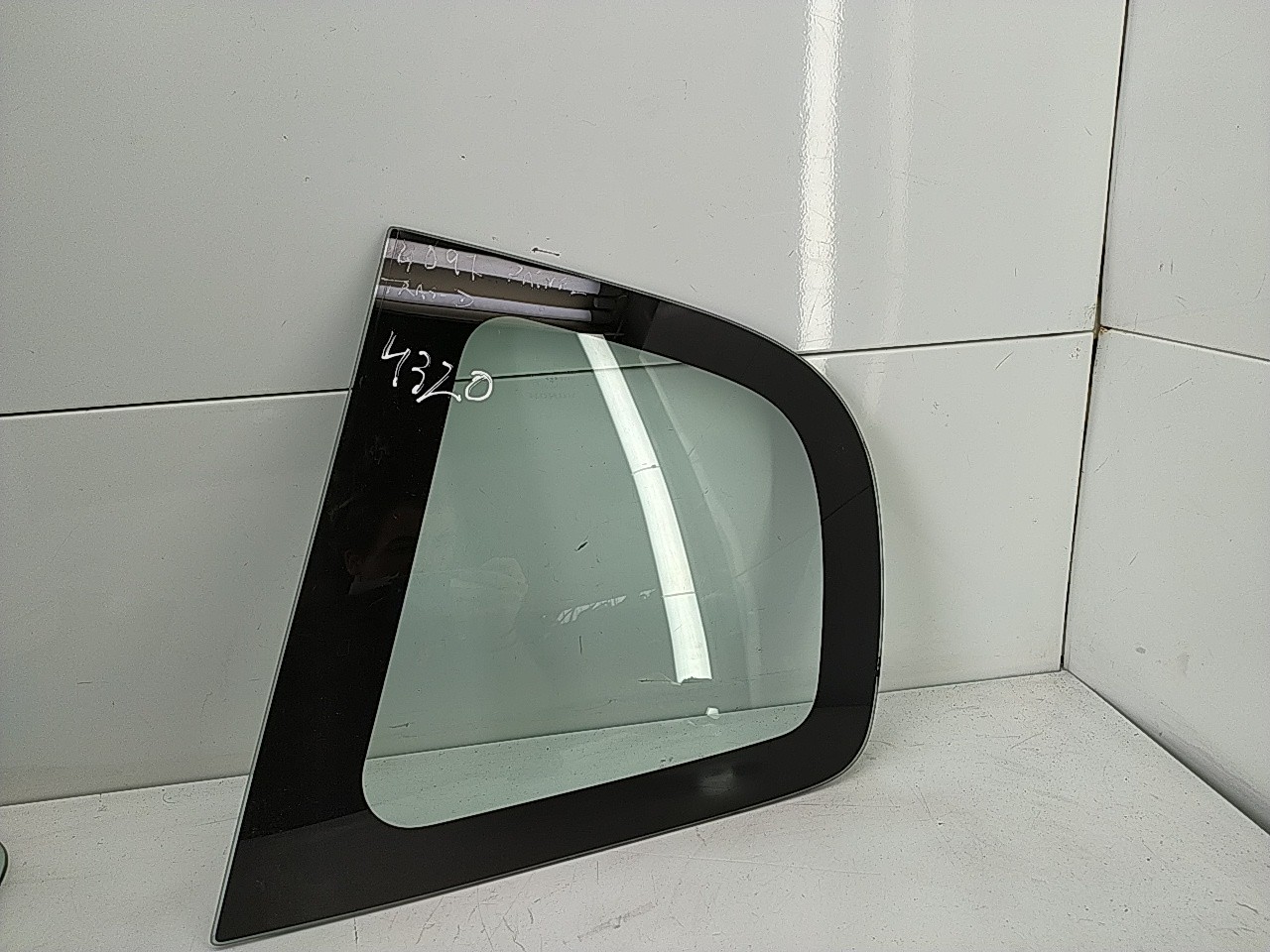 Vidro lateral painel tras direito (20210384).