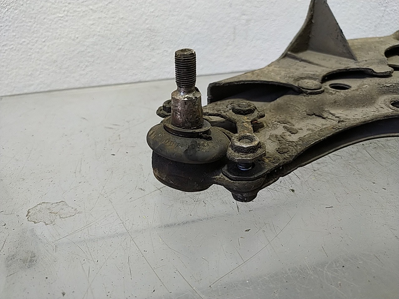 Braço suspensão frente esquerdo (20204200).