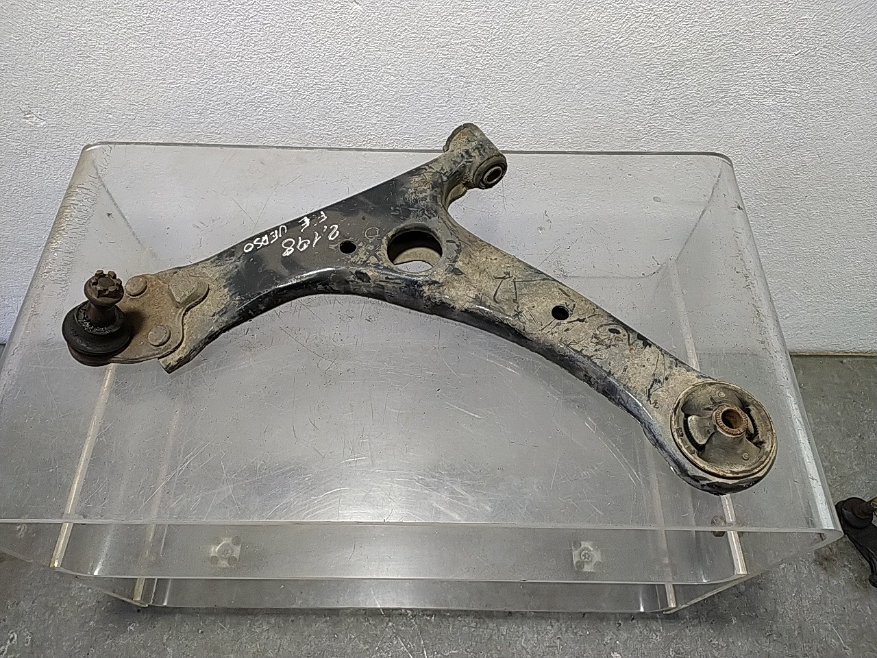 Braço suspensão frente esquerdo (20208800).