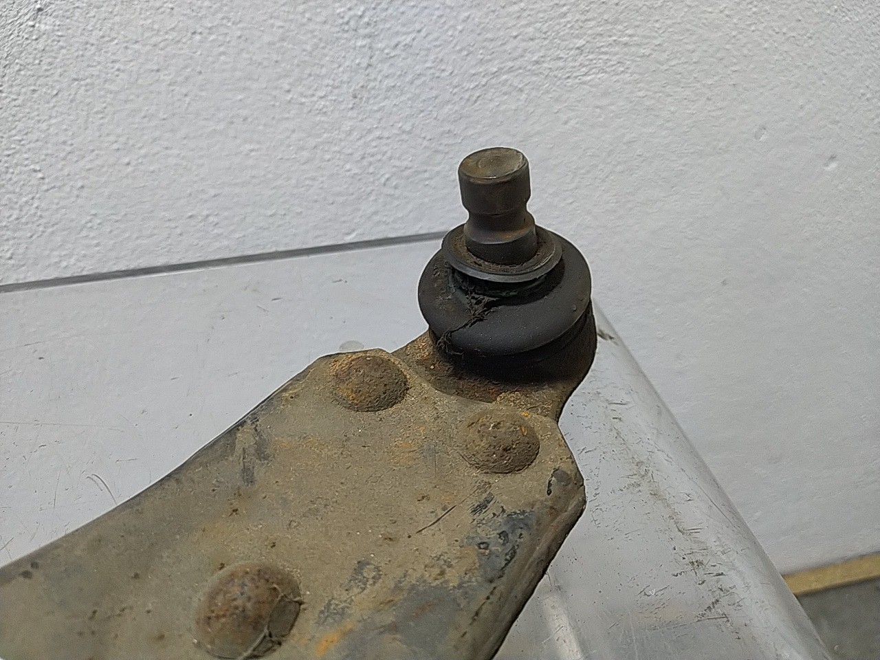 Braço suspensão frente esquerdo (20211676).