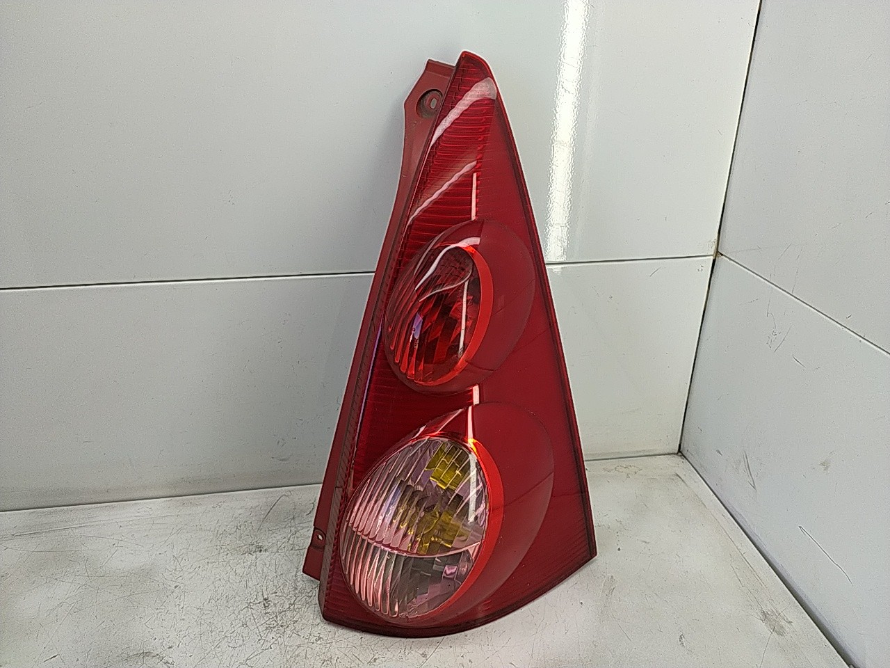 Farolim tras direito painel stop (20270029).