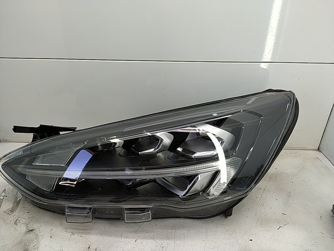 Farol esquerdo (20270407).