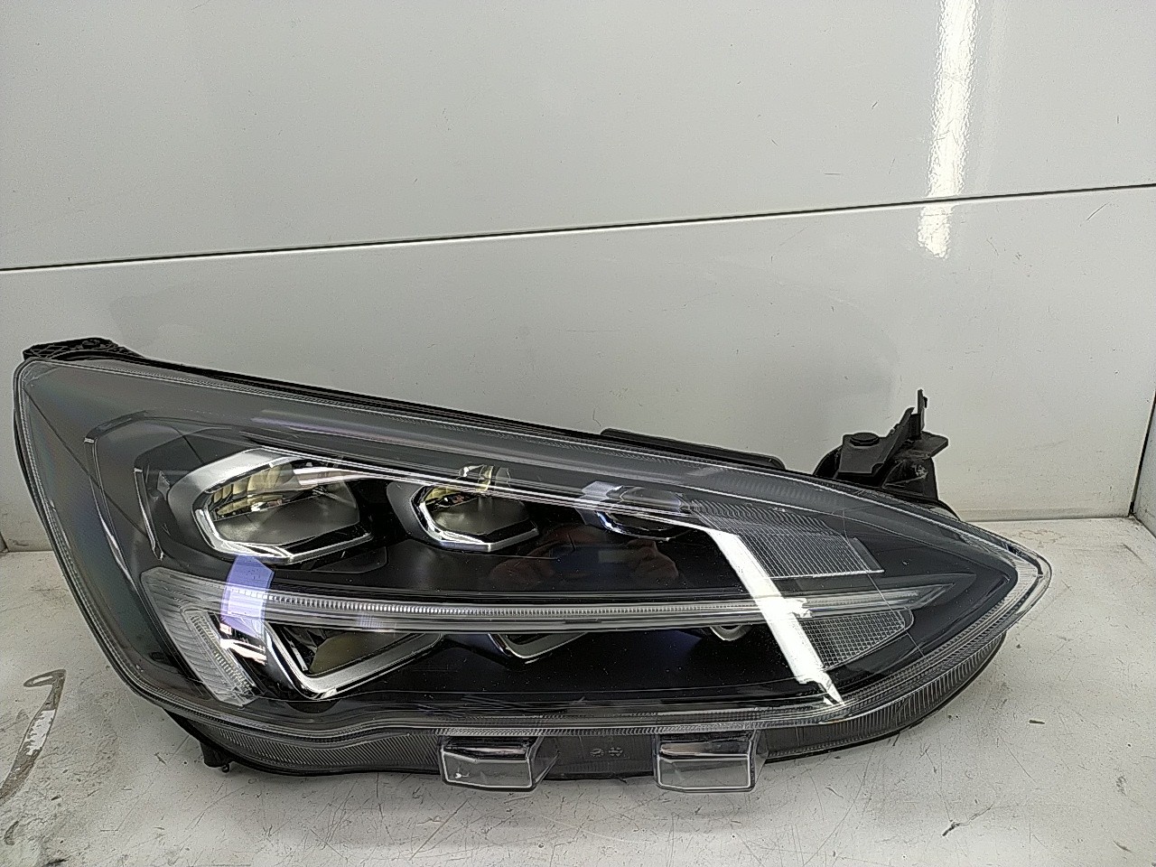 Farol direito (20270406).