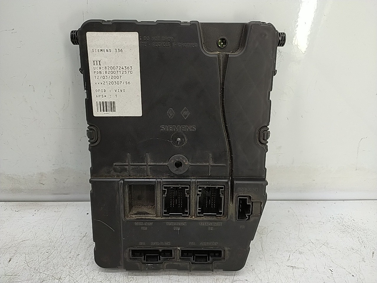 UCH -  Caixa Fusiveis interior (20275111).