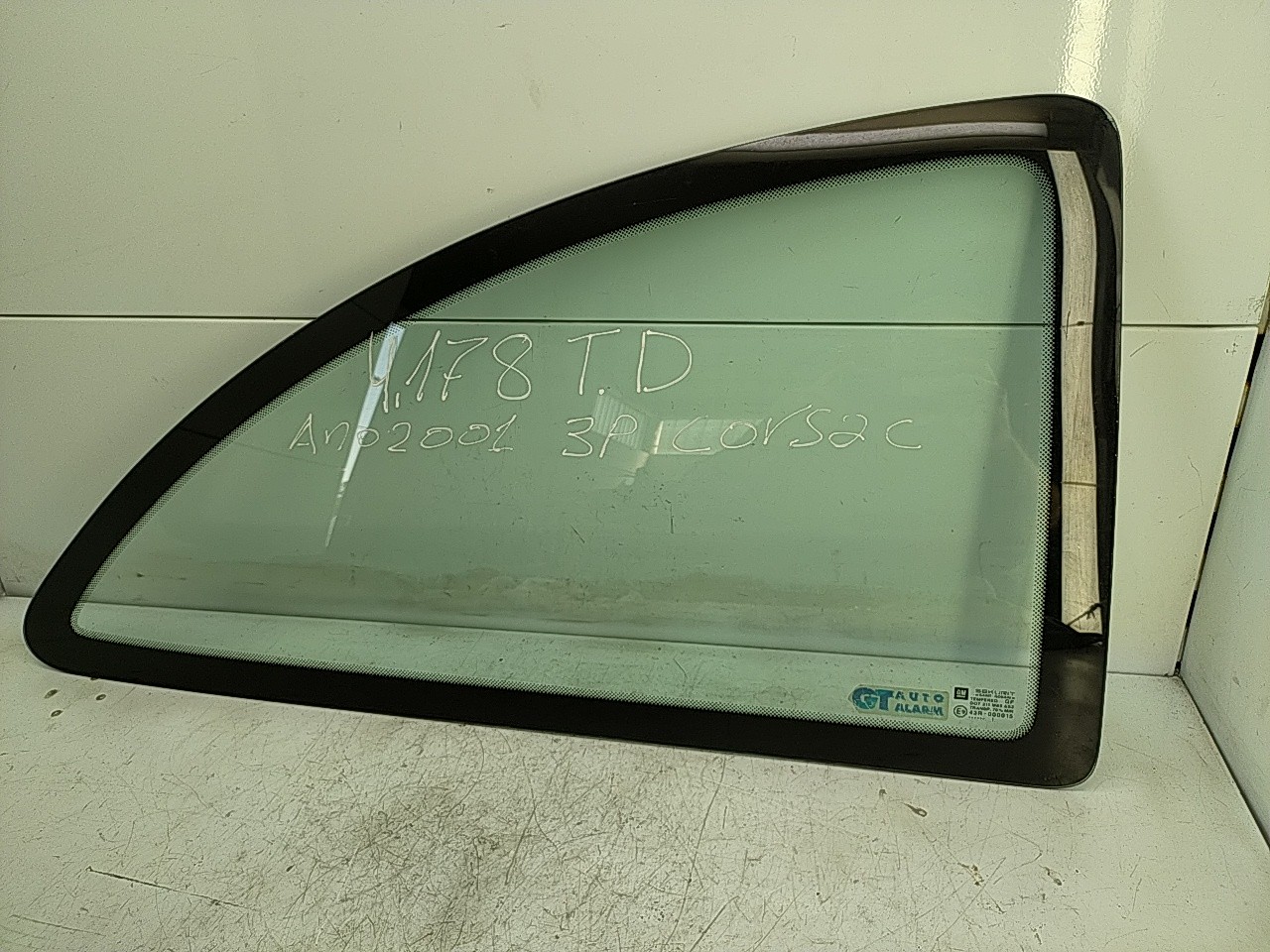 Vidro lateral painel tras direito (168628).