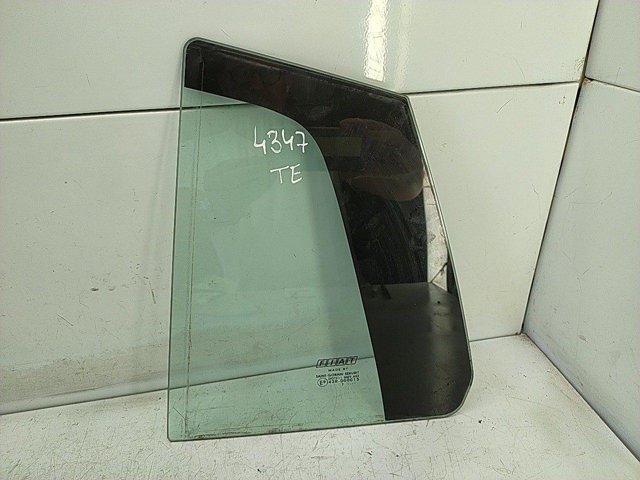 Vidro pequeno porta tras esquerda (20221053).