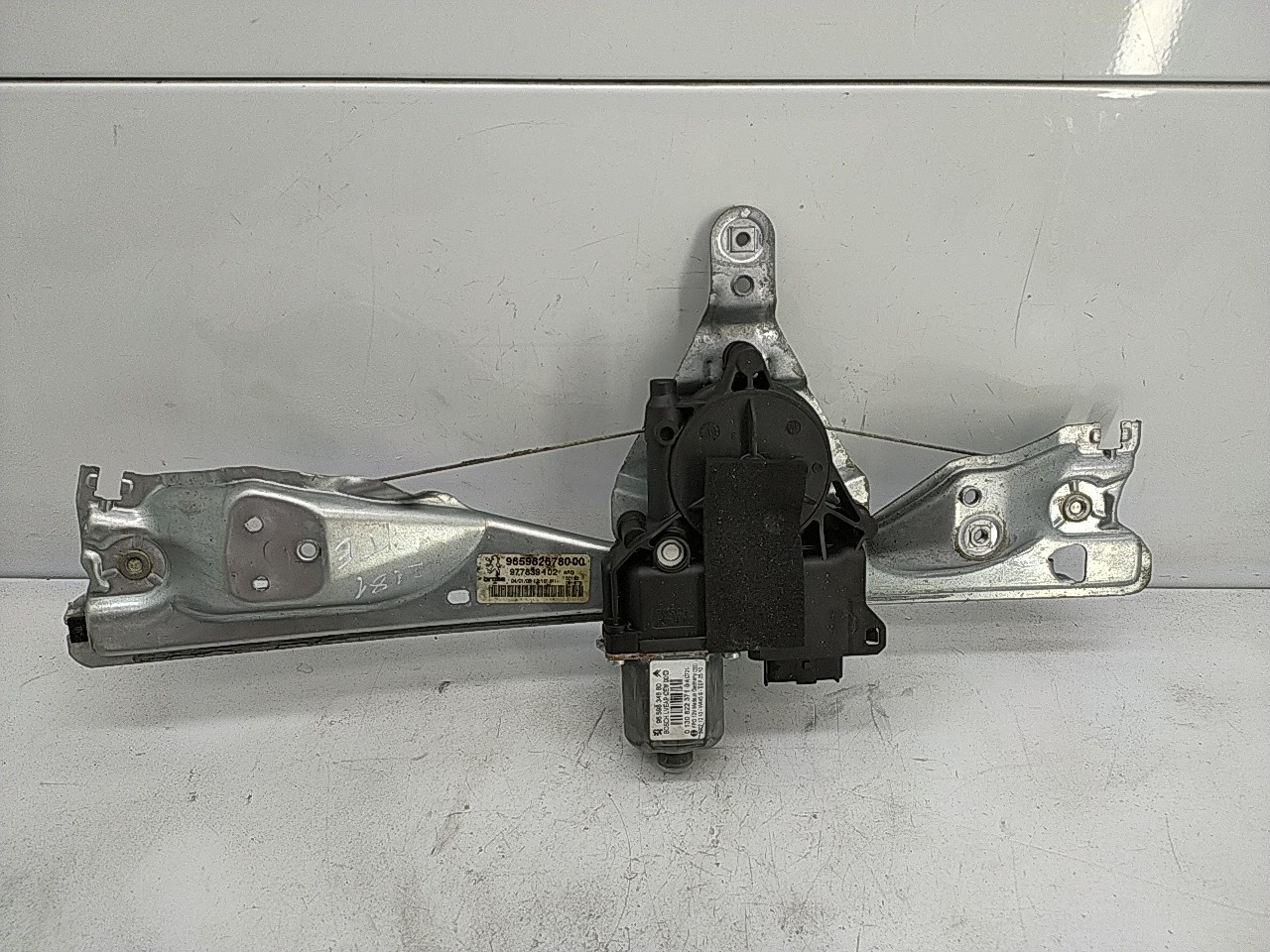 Elevador elect tras esq (20203701).