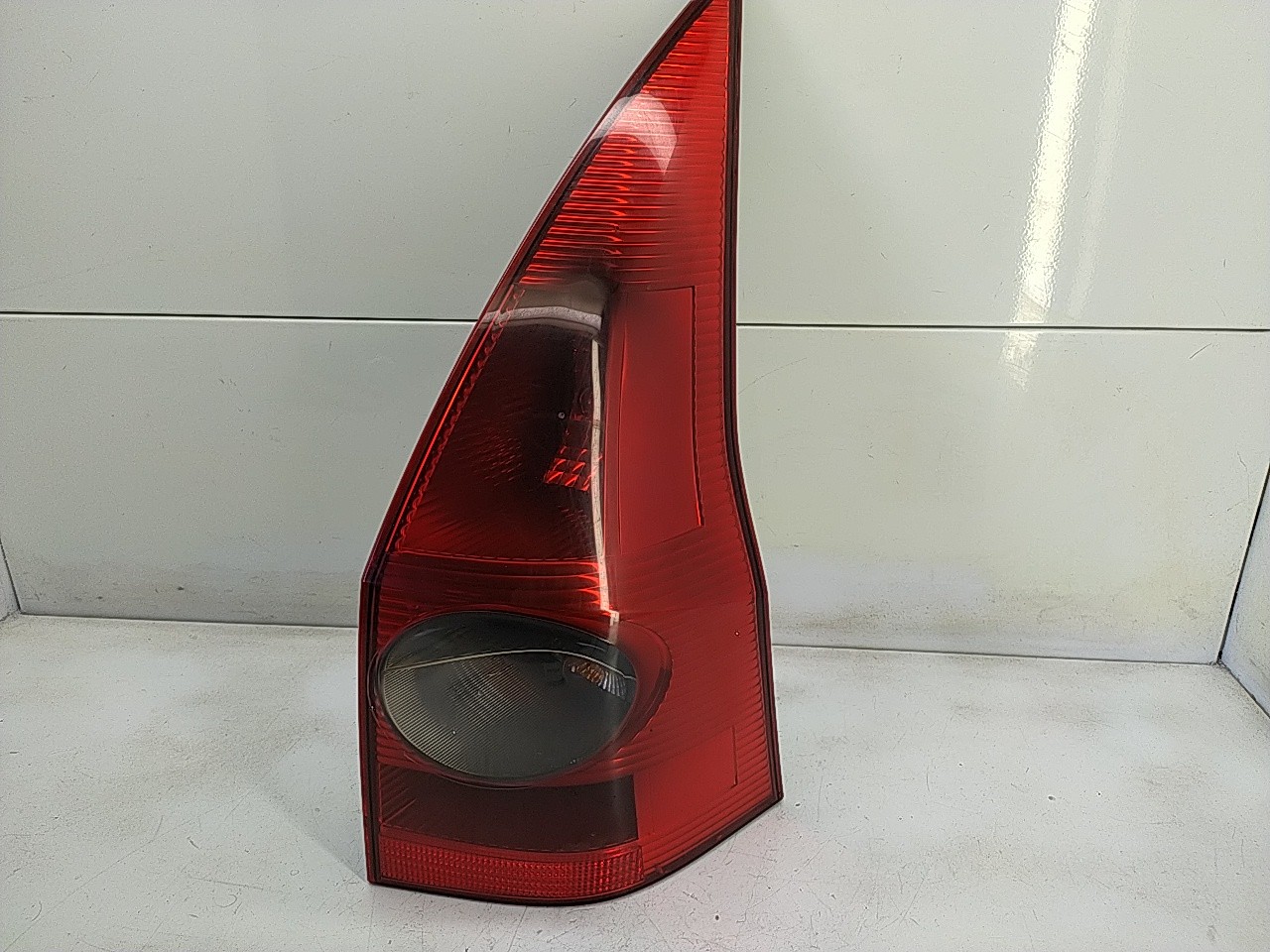 Farolim tras direito painel stop (20275557).