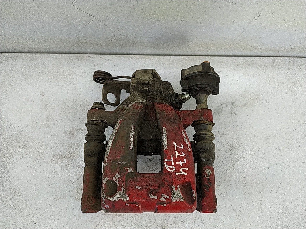 Pinça tras direita (20276068).