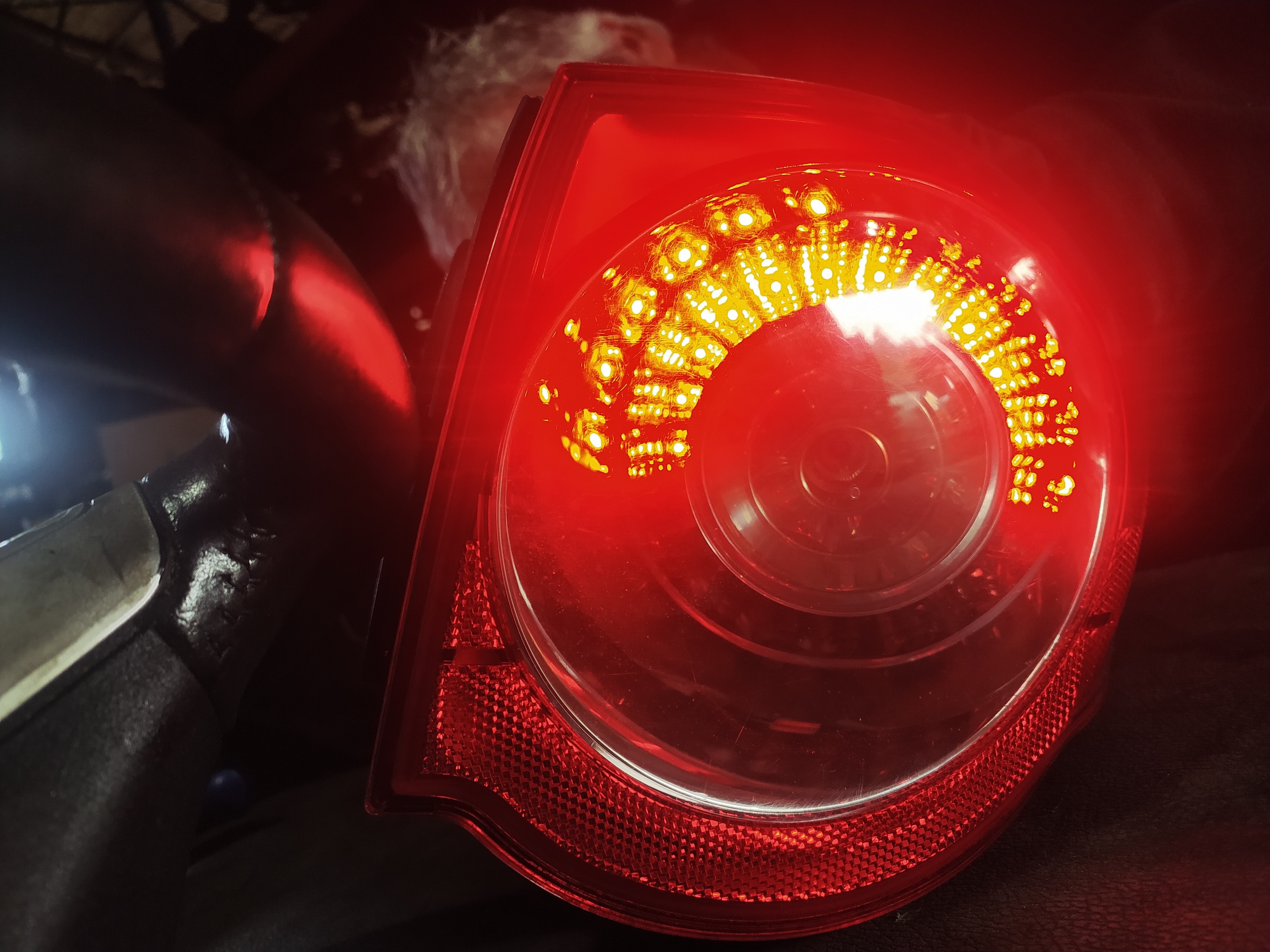 Farolim tras direito painel stop (20276484).