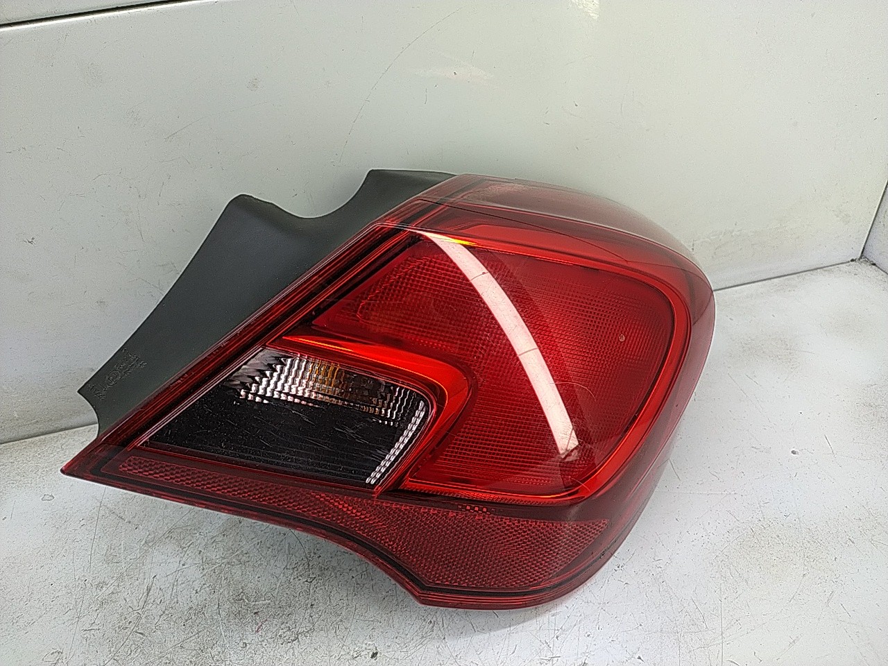 Farolim tras direito painel stop (20276395).