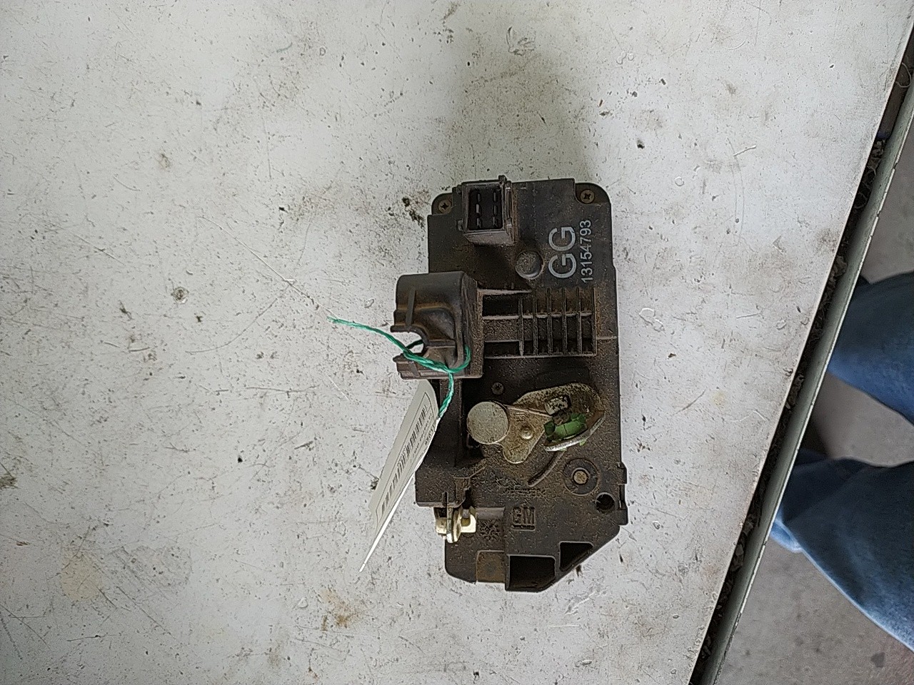 Fecho porta  tras esquerdo (20216520).