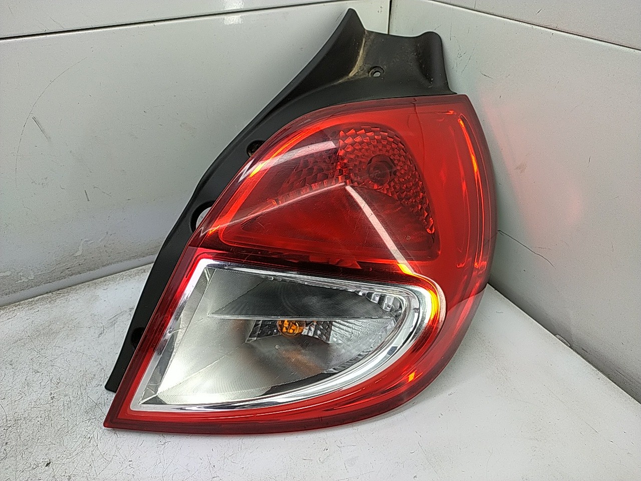 Farolim tras direito painel stop (20277175).