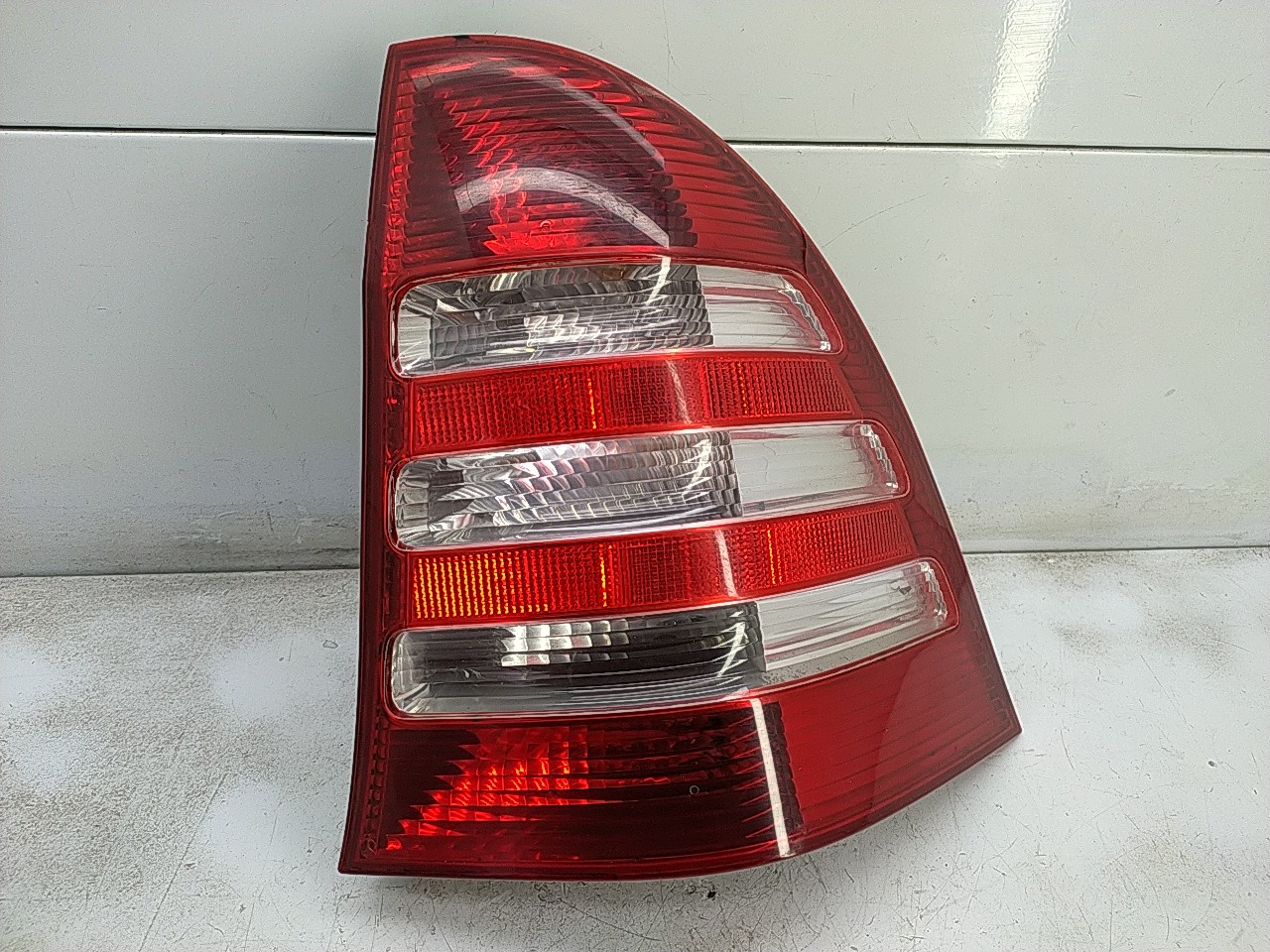 Farolim tras direito painel stop (20277176).