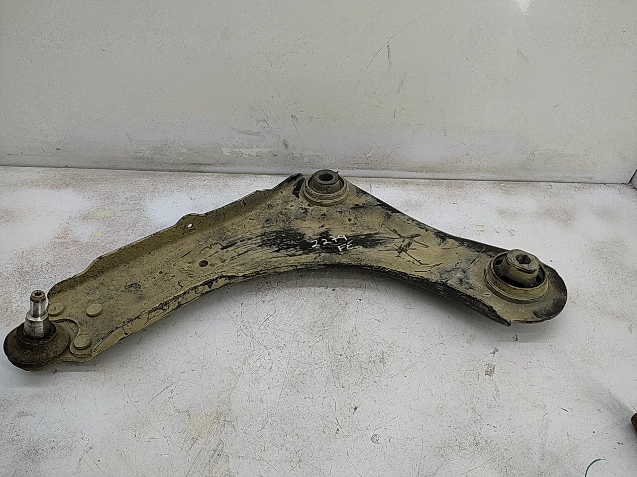 Braço suspensão frente esquerdo (20270240).