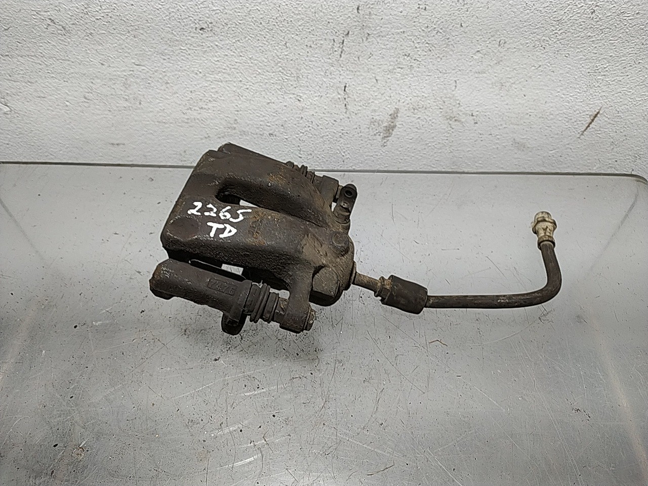 Pinça tras direita (20254238).