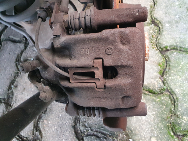 Pinça tras direita (20233838).