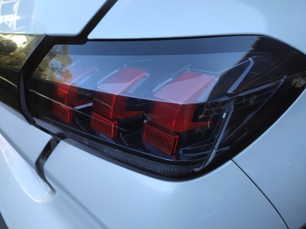 Farolim tras direito painel stop (20276779).