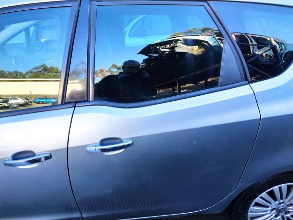 Vidro porta tras esquerda (20266917).