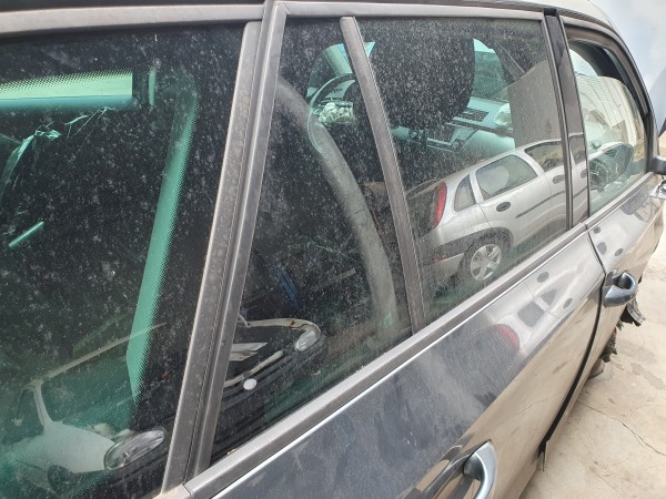 Vidro pequeno porta tras direito (20275853).