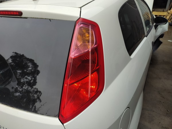 Farolim tras direito painel stop (20276282).