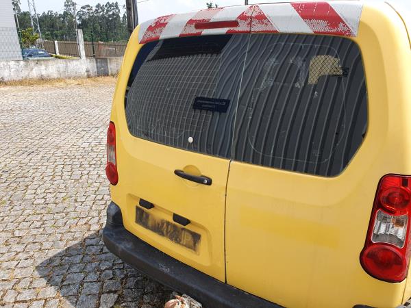 Porta mala esquerda (20239503).