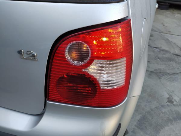 Farolim tras direito painel stop (20254105).