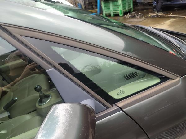 Vidro pequeno porta frente direita (20268750).