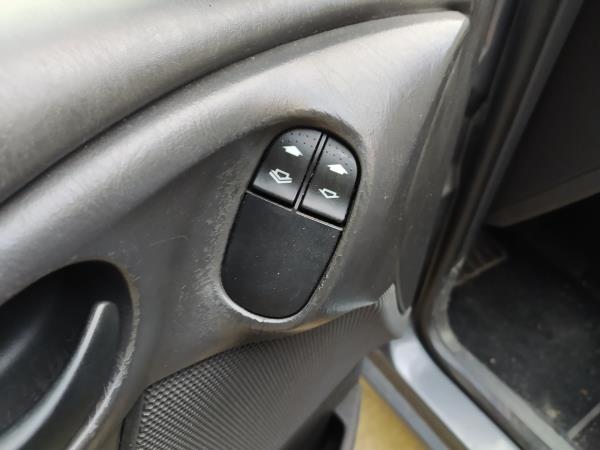 Interruptor vidros porta cond/pass (20272124).