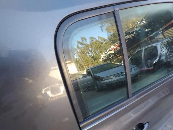 Vidro pequeno porta tras direito (20272158).