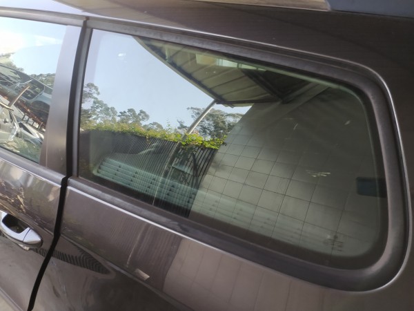 Vidro lateral painel tras esquerda (20275155).