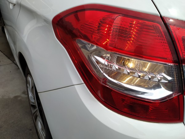 Farolim tras esquerdo painel stop (20275333).