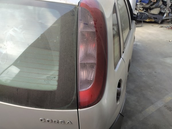 Farolim tras direito painel stop