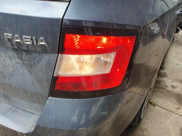 Farolim tras direito painel stop