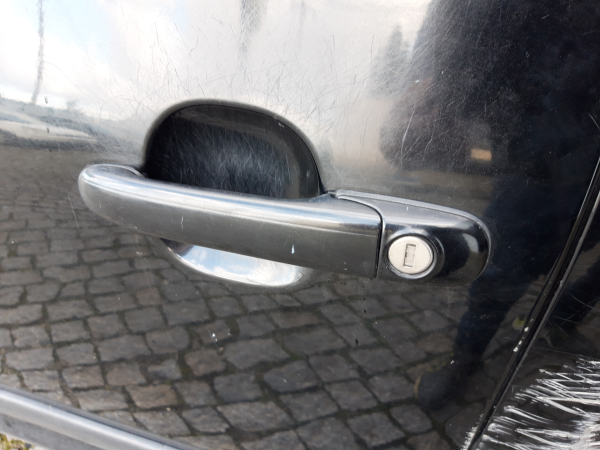 Puxador frente esquerdo (20233518).