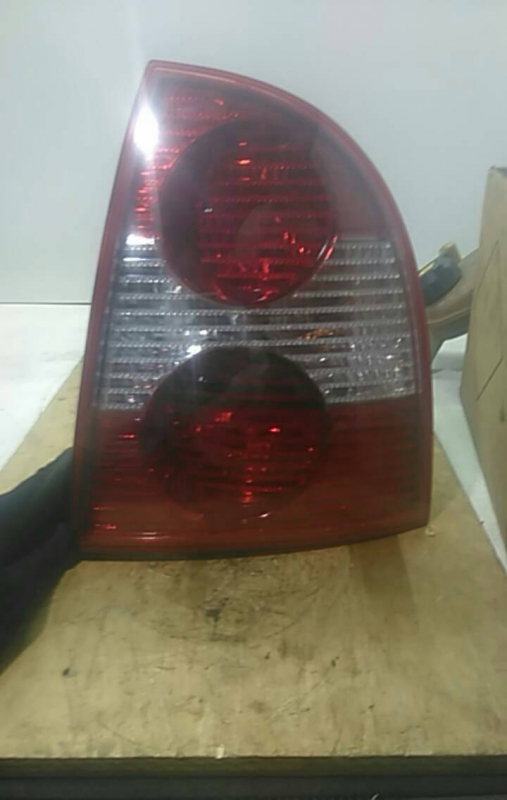 Farolim tras direito (111801).