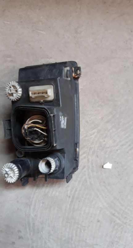 Farol esquerdo (170941).