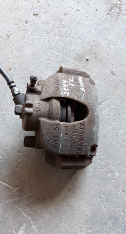 Pinça frente esquerda